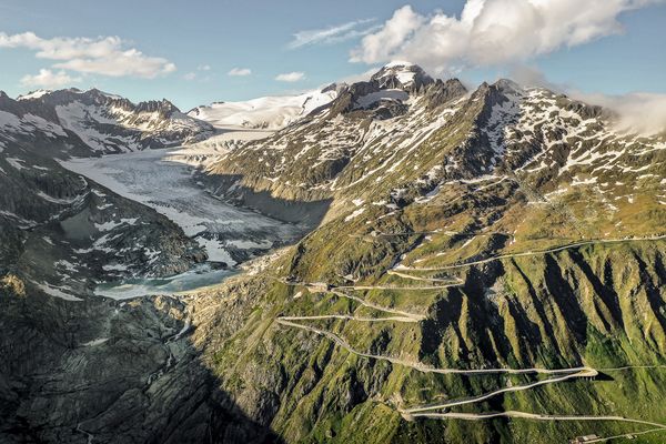Luftaufnahme einer kurvenreichen Strasse in den Bergen