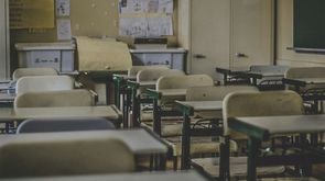 Foto Schulzimmer mit alten Pulten