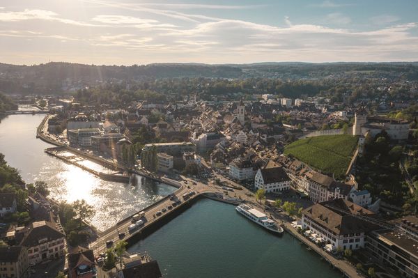 Luftaufnahme einer Stadt mit einer Festung