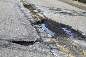 Kaputte Strasse, die repariert werden sollte