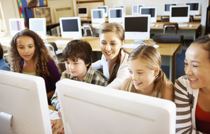 Modernes, gut eingerichtetes Schulzimmer