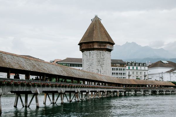 Bild einer Holzbrücke über einen Fluss