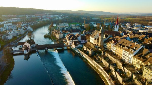 Luftaufnahme einer Stadt am Fluss