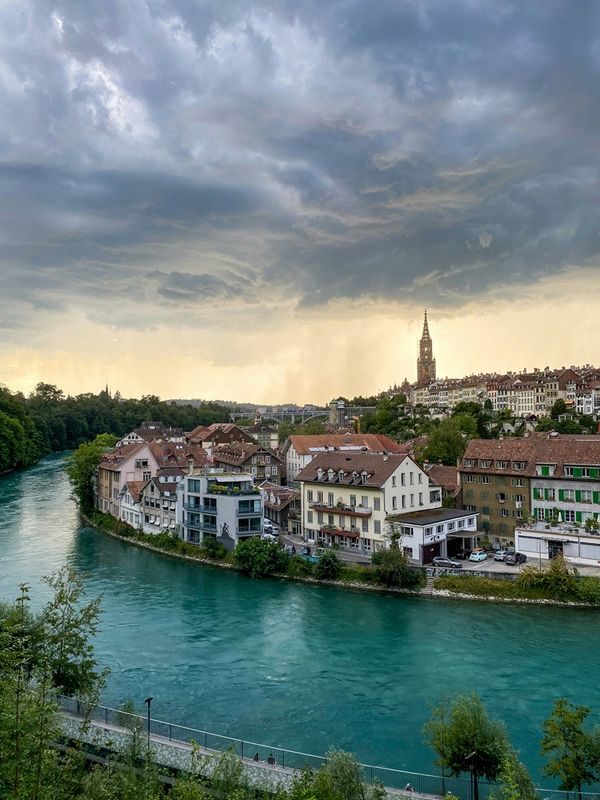 Sicht auf eine Stadt am Fluss