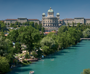 Gummibootfahren auf der Aare mit Sicht aufs Bundeshaus