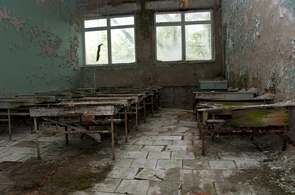 Verwüstetes Schulzimmer