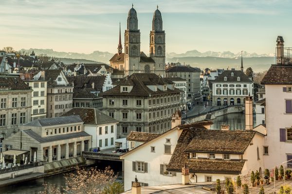 Blick auf eine Stadt mit einer Kirche im Hintergrund