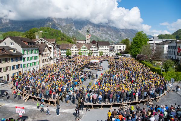 Foto Volksmenge auf Dorfplatz