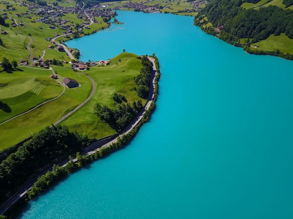 Luftaufnahme eines Dorfes am See